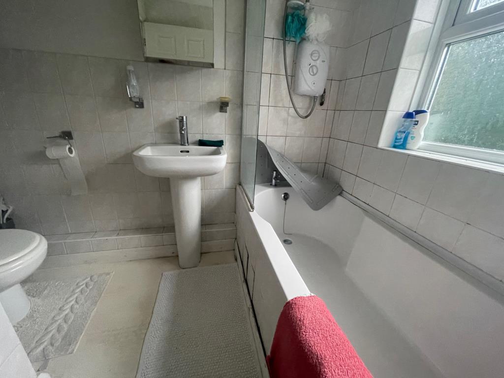 Lot: 15 - THREE-BEDROOM END-TERRACE HOUSE FOR IMPROVEMENT - Bathroom